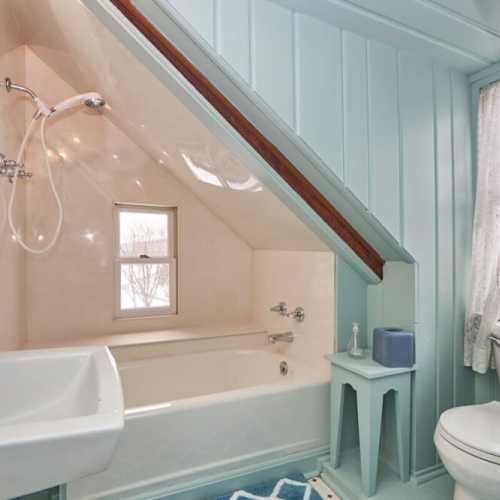 Bathroom #4: full bathroom with shower, en suite to bedroom #5 on the 3rd floor